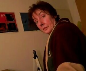 Yabancı bir adam sarılmak ve acımasız mom tube seks onu becermek için onu zorladı